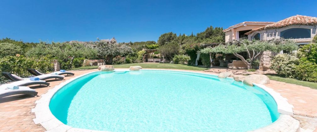 Villa Celvia Beach round swimming pool