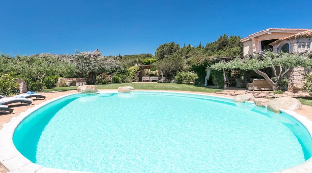 Villa Celvia Beach round swimming pool