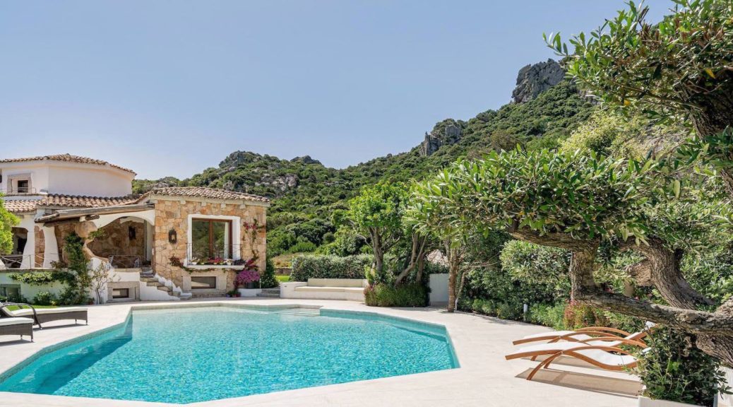 Villa Giorgia's garden with pool.
